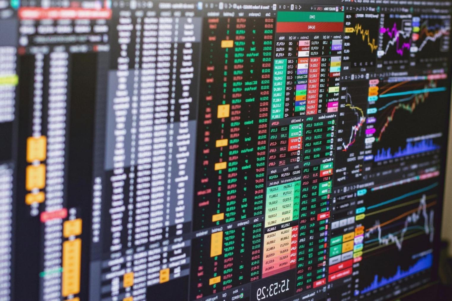 Sesión de trabajo colaborativo entre estudiantes e instructores desarrollando prototipos de realidad aumentada