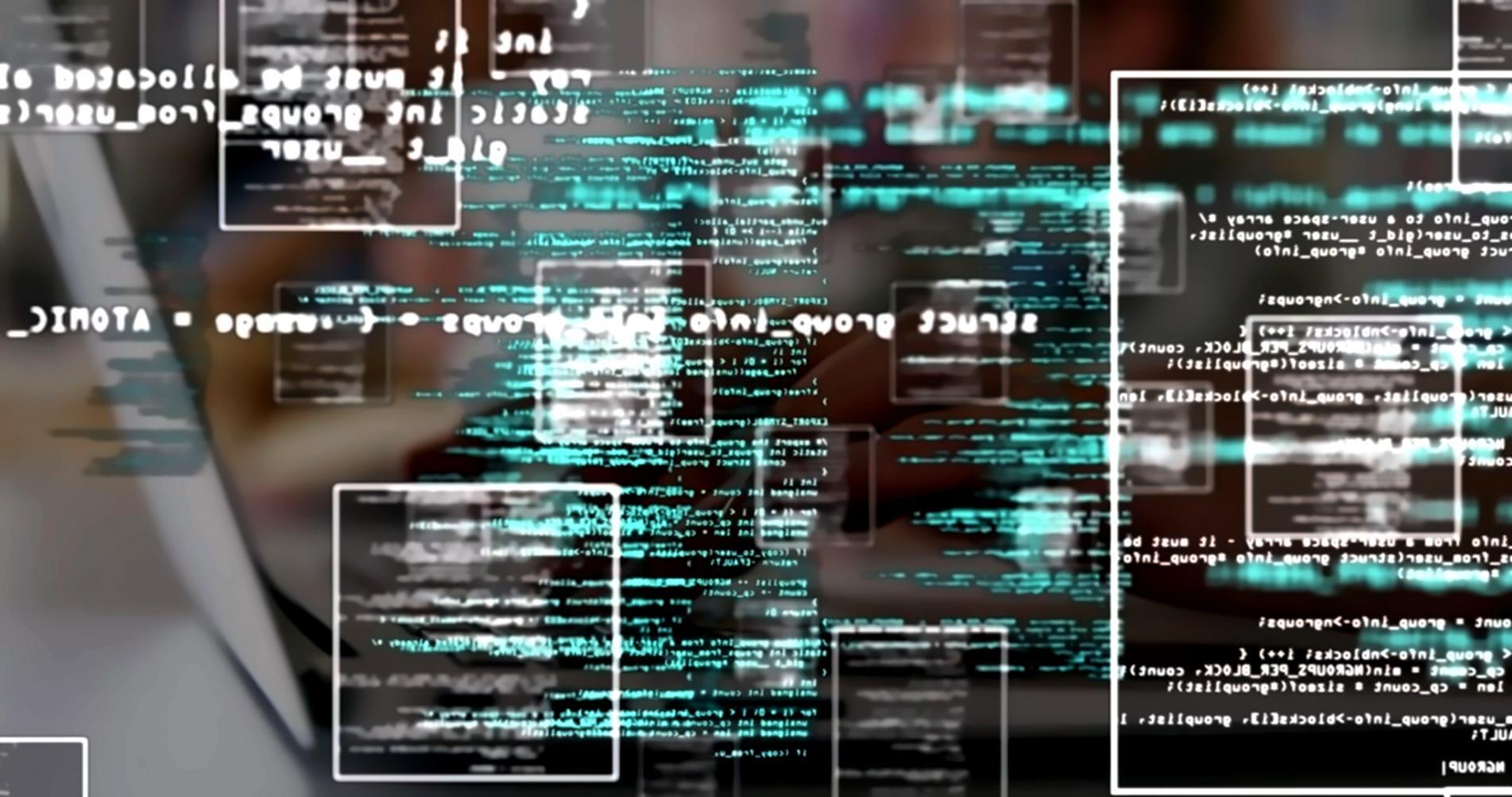 Instructor revisando código de un estudiante