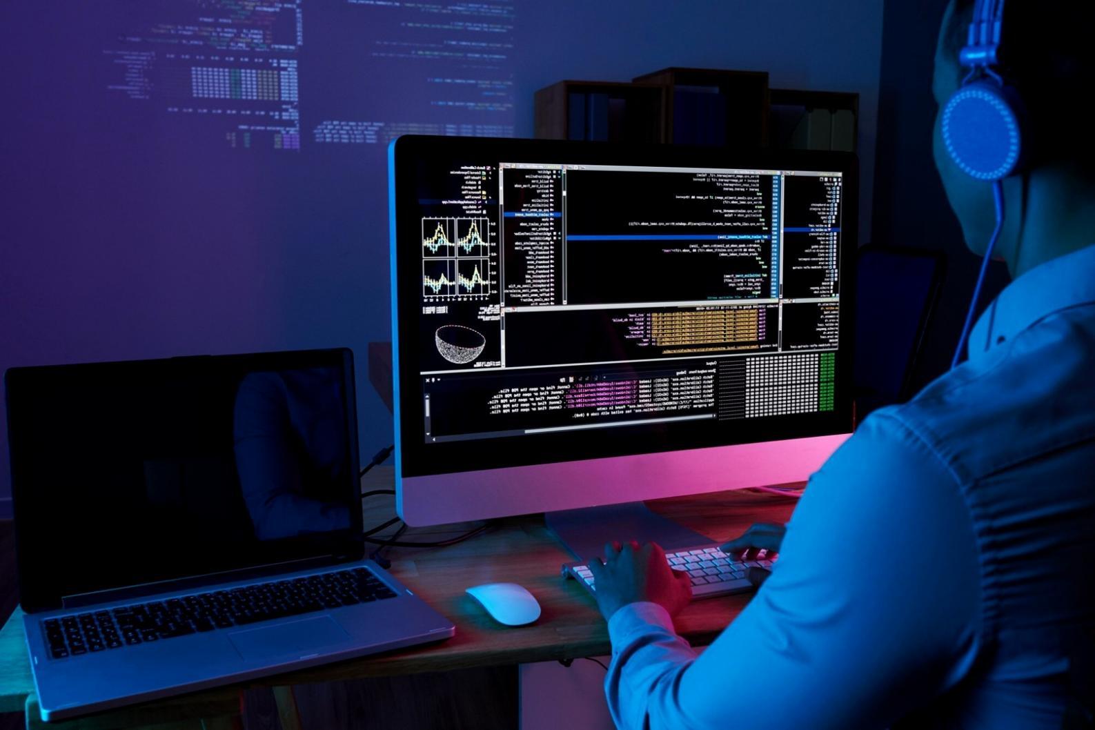 Espacio de trabajo colaborativo mostrando equipamiento para desarrollo de proyectos AR/VR en nuestras instalaciones de Río Cuarto